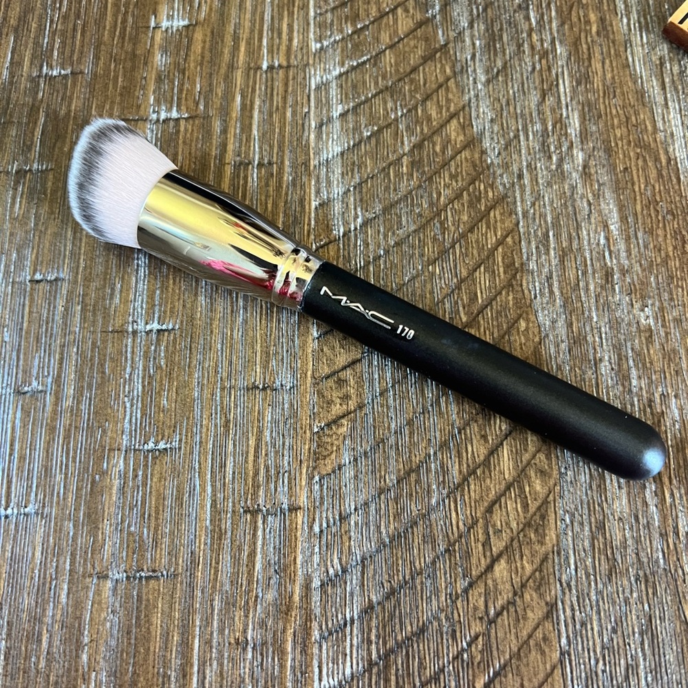 Preowned MAC 170 SYNTHETIC ROUNDED SLANT BRUSH for foundation